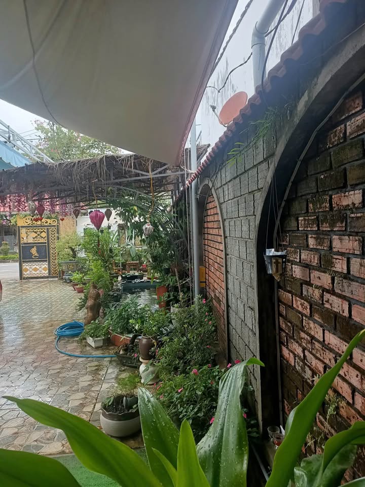 Nhà phố mặt đường Phạm Văn Đồng, huyện Đăk Hà, 500m², giá 1 tỷ - Nội thất gỗ xịn cao cấp!