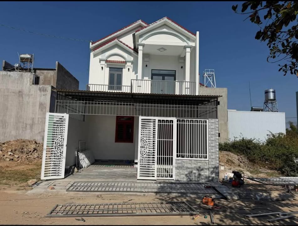 Nhà đẹp khu biên phòng Duy Tân, 108m² giá 2.1 tỷ - Thiết kế hiện đại, sổ hồng chính chủ!