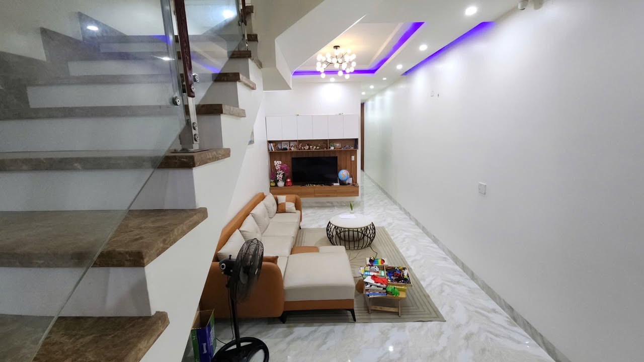 Nhà 2 tầng hiện đại tại Vincom, Quảng Ngãi, 178m² giá 3 tỷ - Sẵn sàng vào ở!