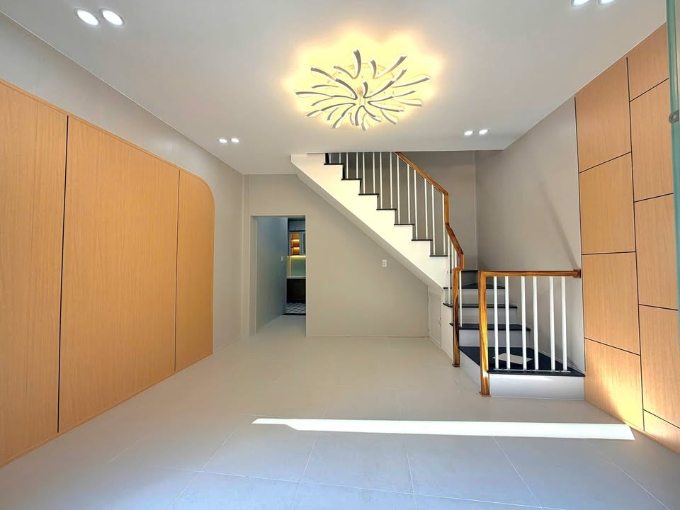 Nhà hẻm Hoàng Văn Thụ Quy Nhơn 40,2m² giá 2 tỷ - Sổ hồng chính chủ, đầy đủ tiện nghi!