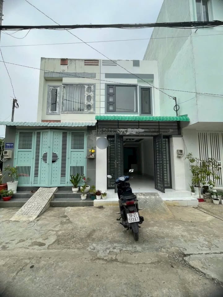 Nhà phố Lê Văn Lương, Cần Giuộc, 35m² giá 1.75 tỷ - Dân cư đông đúc, tiện nghi đầy đủ!