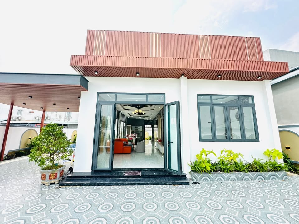 Villa Sân Vườn Long Thượng 550m² giá 5.6 tỷ - Thiết kế hiện đại, hoàn công sổ hồng!