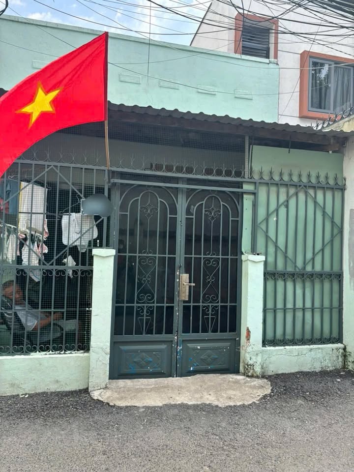 Nhà 2 mặt tiền ngay chợ Hoa Cau, Quận 9 - Giá 5.2 tỷ, thương lượng!