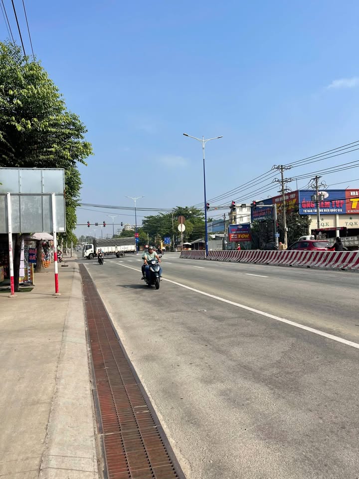 Nhà cấp 4 mặt tiền Quốc lộ 13, Bình Dương 295m² giá 5.6 tỷ - Kinh doanh đắc địa!
