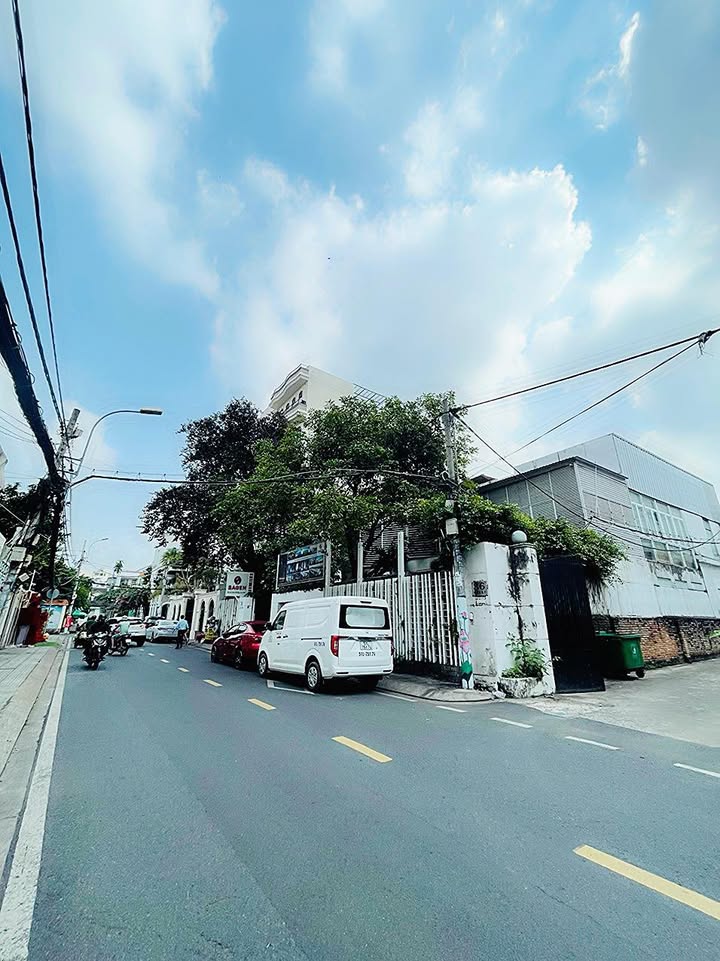 Căn hộ dịch vụ 5 tầng Nguyễn Gia Trí 90m² giá 17 tỷ - Dòng tiền ổn định 1.2 tỷ/năm!