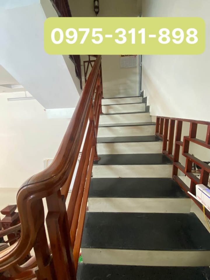 Nhà 3.5 tầng Phùng Trí Kiên, 61.7m² giá 2.5 tỷ - Vị trí đắc địa, xây kiên cố!