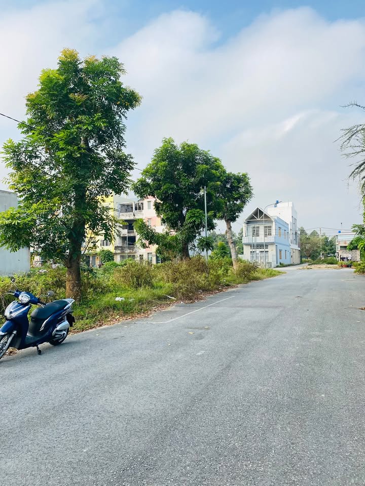 Bán đất KDC 135 Thị trấn Bến Lức 100m² giá 2.79 tỷ - Đối diện trung tâm thương mại!