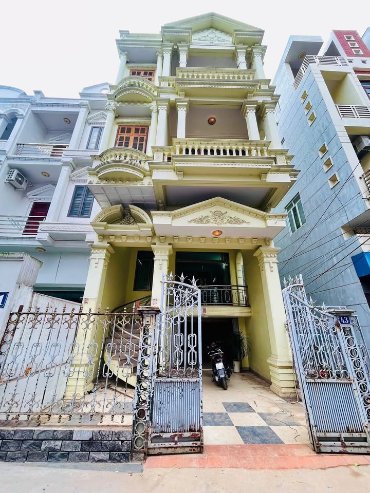 Bán Nhà Mặt Ngõ 4,5 Tầng Phố Ngô Gia Tự 100m² giá 7 tỷ - Độc lập 3 mặt thoáng, kinh doanh tốt!