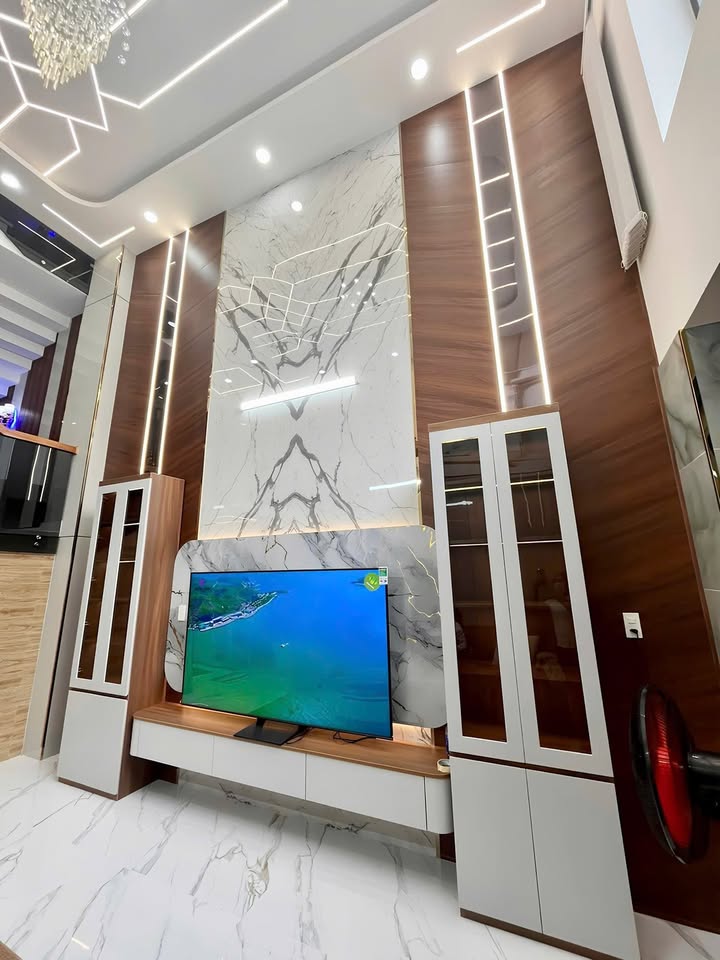 Nhà 5 tầng thang máy Tô Hiệu 68m² giá 10.5 tỷ - Khu dân trí cao, tiện nghi đầy đủ!