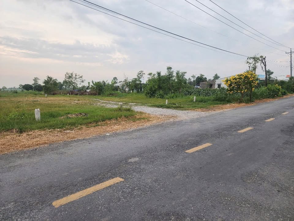 Đất mặt tiền huyện lộ 07, Tân Hồng, 299.9m² chỉ 620 triệu - Sổ hồng trao tay!