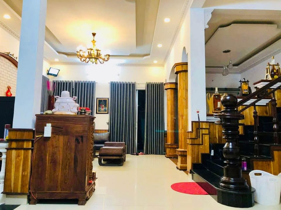 Biệt thự 3 tầng mặt tiền đường Phan Văn Trường, 220m² giá 13.5 tỷ - Vị trí trung tâm Huế