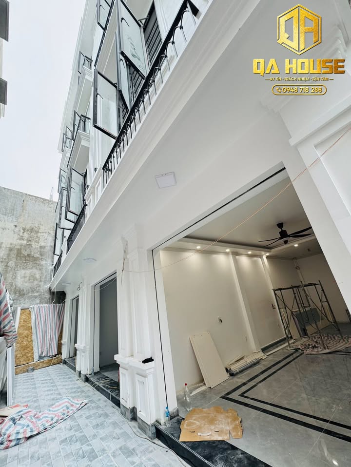 Nhà độc lập 4 tầng phố Lạch Tray 41m² giá 4.2 tỷ - Sân riêng thoáng mát!