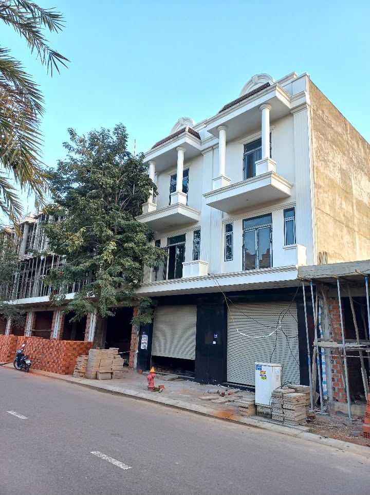 Bán gấp 2 căn nhà liền kề 3 tầng tại An Nhơn, 250m² - Giá chỉ 9,5 tỷ