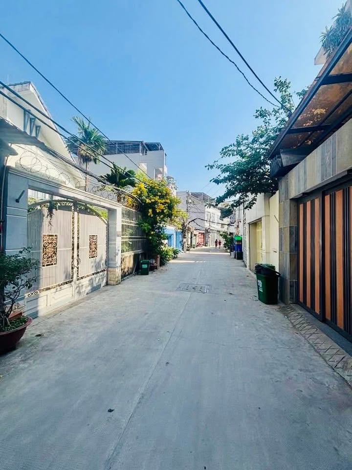 Nhà 3 tầng tại Quận 7 - Hẻm sạch đẹp xe hơi quay đầu, cách Quận 1 chỉ 7 phút!