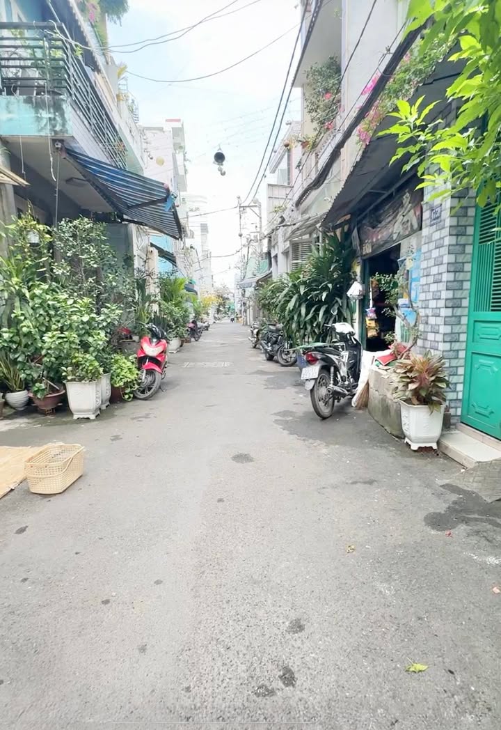 Nhà phố Lãnh Binh Thăng, Quận 11 - 70m² chỉ 7.9 tỷ - Hẻm xe hơi thông thoáng!