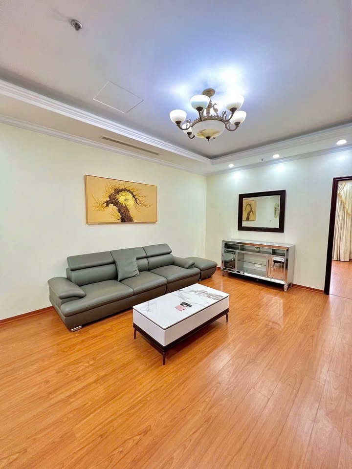Căn hộ 2PN Royal City 111m² - Tầng cao thoáng mát, sẵn sàng cho thuê!