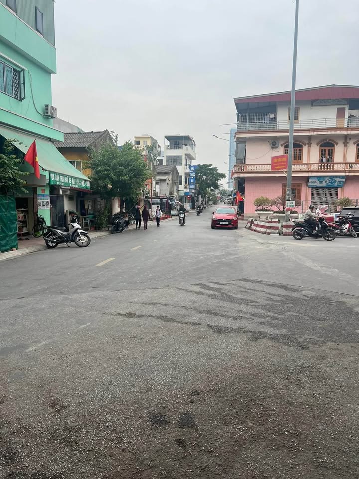 Nhà mặt đường Bãi Sậy, Trại Chuối 40,8m² giá 3,5 tỷ - Kinh doanh đỉnh cao!