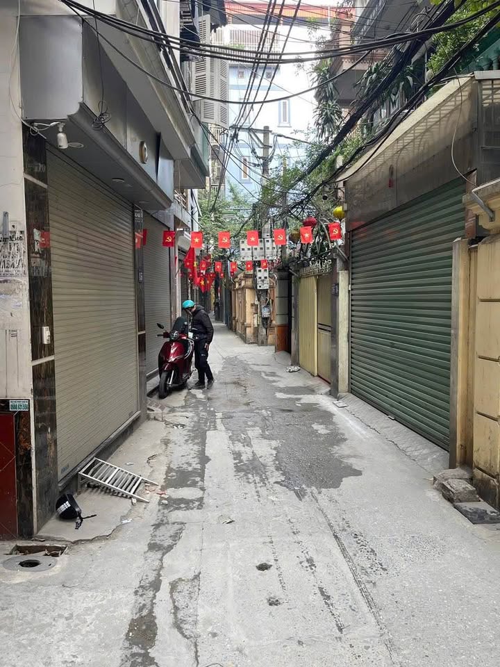 Nhà phố Ba Đình 47m² giá 8.8 tỷ - Ô tô tránh, gần trường học!