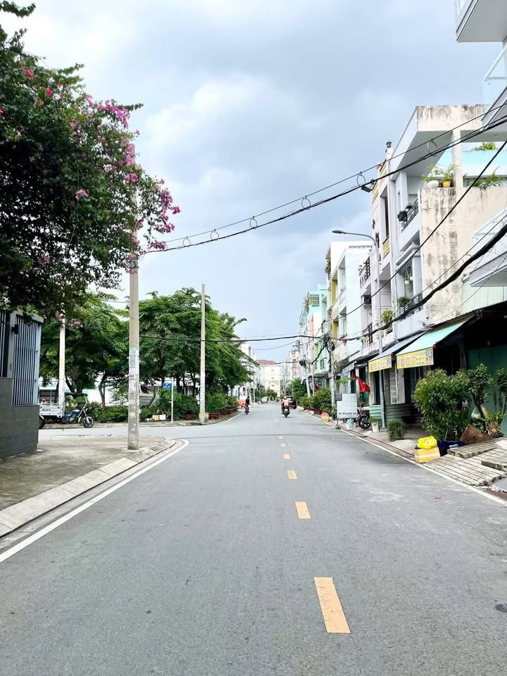 Nhà phố mặt tiền đường số Bình Phú, Quận 6, 48m² giá 8 tỷ - View công viên mát mẻ!