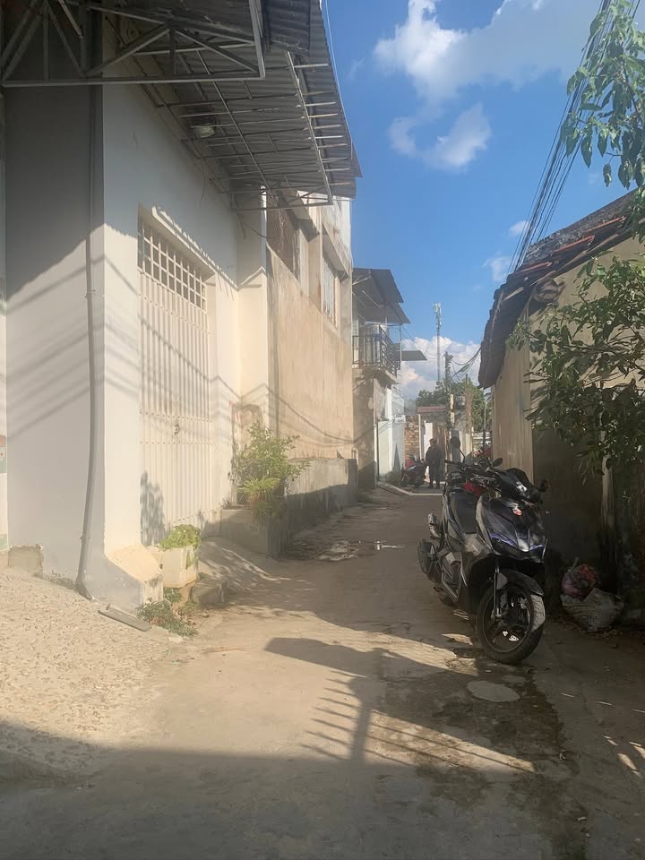 Nhà hẻm Nguyễn Huệ, Kon Tum 76m² giá 1 tỷ - Đầu tư sinh lời ngay!