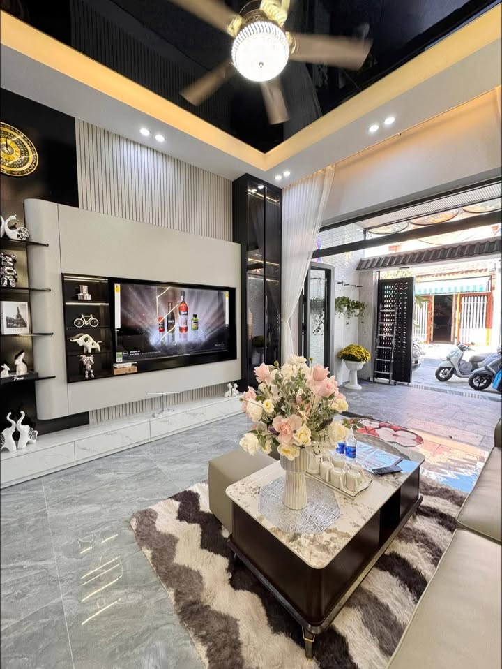 Nhà 3 tầng mặt tiền đường Bàu Làng 2, 68m² giá 9.85 tỷ - Full nội thất sang trọng!