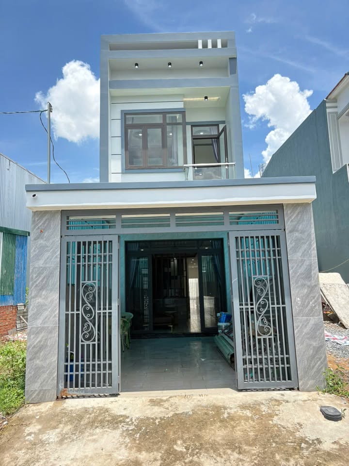 Nhà phố 1 trệt 1 lầu tại Tân Đông Hiệp 106m² giá 3,65 tỷ - Bán gấp, thương lượng tốt!