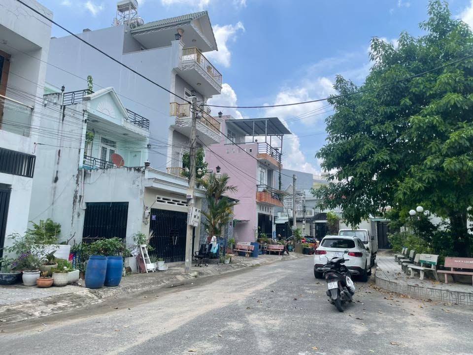 Nhà Lái Thiêu 85m² giá 5.7 tỷ - Chính chủ bán gấp, sân đậu xe hơi!