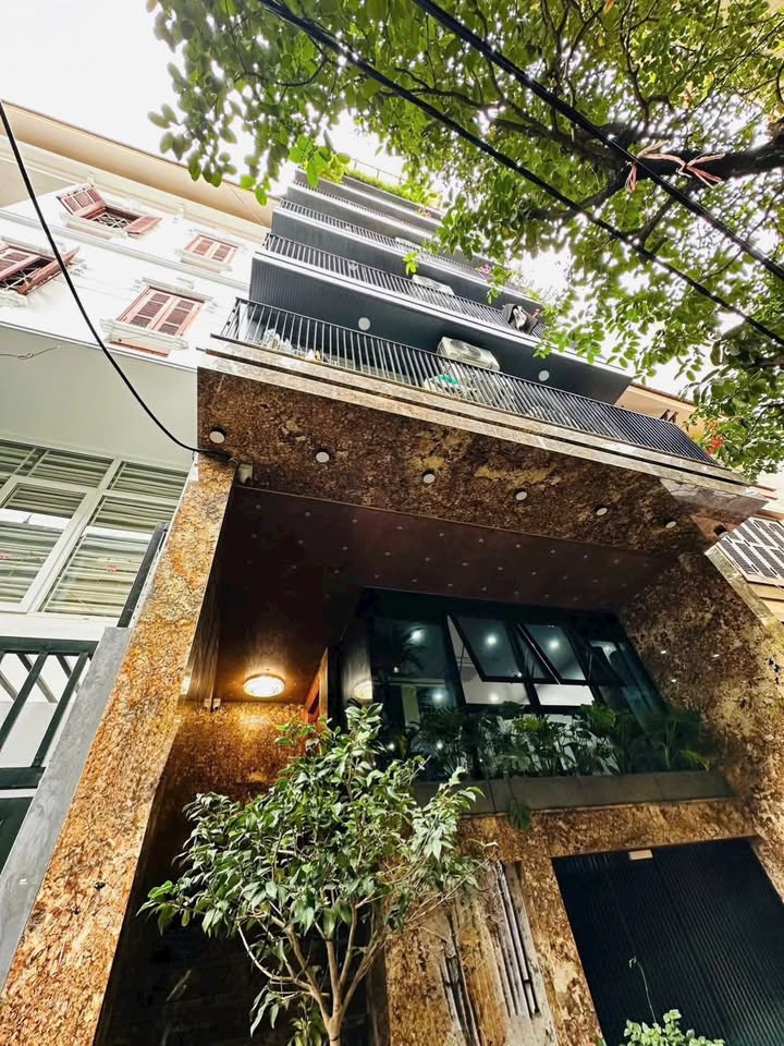 Cho thuê toà CHDV ngõ thông ô tô Hoàng Quốc Việt 70m² giá 40.5 tỷ - Doanh thu 150 triệu/tháng!