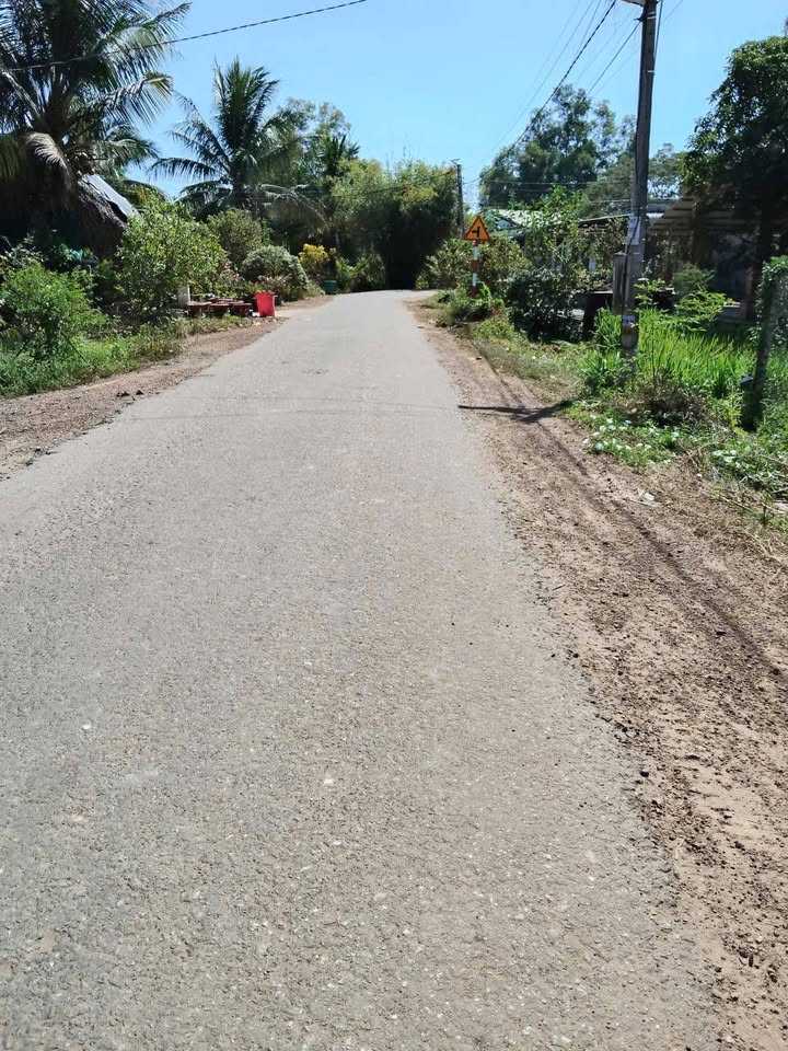 Nhà bán mặt tiền đường DH6, Tây Ninh 527m² giá 2.4 tỷ - Cơ hội đầu tư sinh lời!