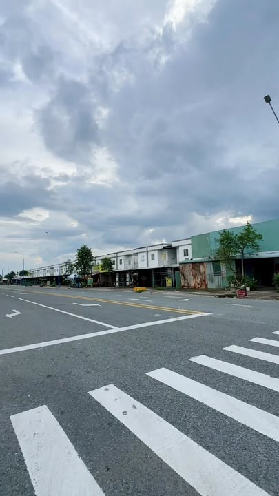 Nhà mặt tiền đường D10, khu 5D KCN Bàu Bàng 300m² giá 2.3 tỷ - Cơ hội đầu tư hấp dẫn!