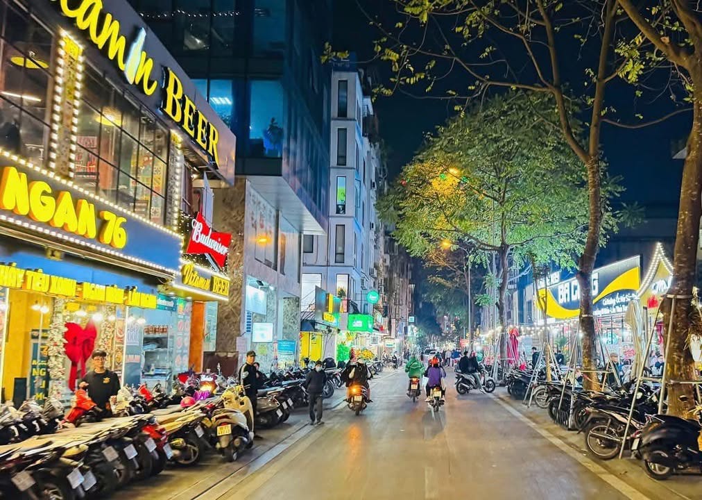 Bán gấp mặt phố Nguyễn Văn Tuyết, Đống Đa, 97m² giá 77 tỷ - Kinh doanh sinh lời cao!