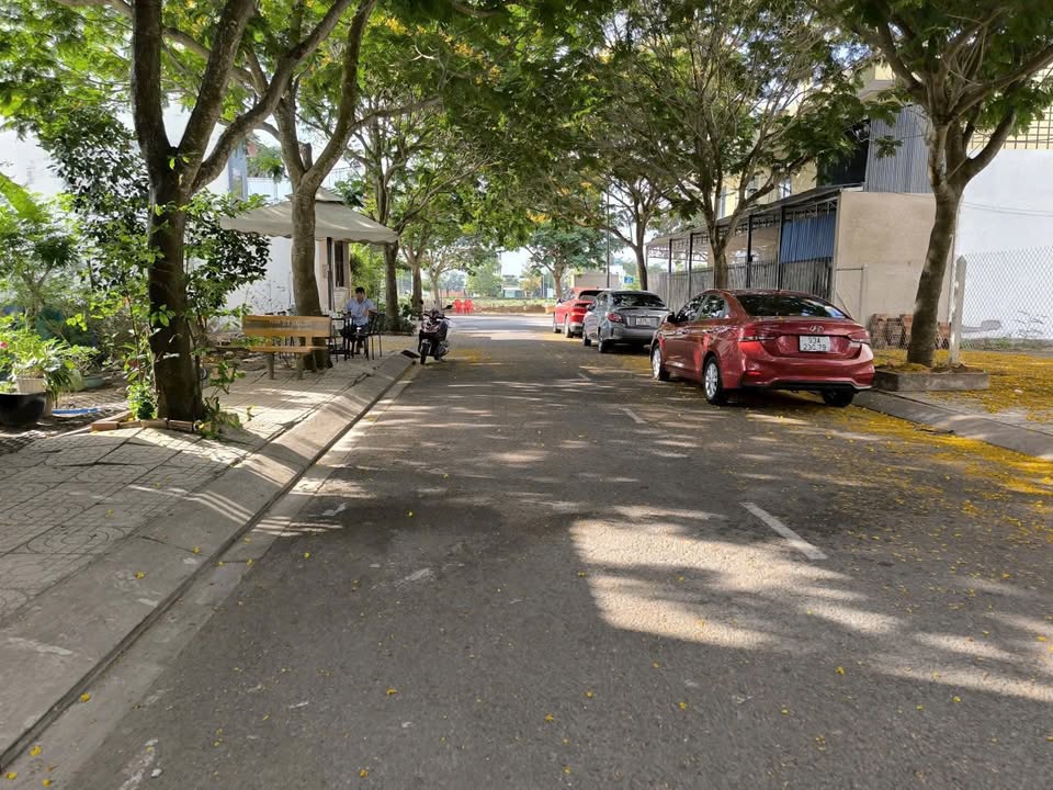 Đất nền KDC Đường 10, TT.Bến Lức 100m² giá 3.6 tỷ - Đầu tư sinh lời ngay!