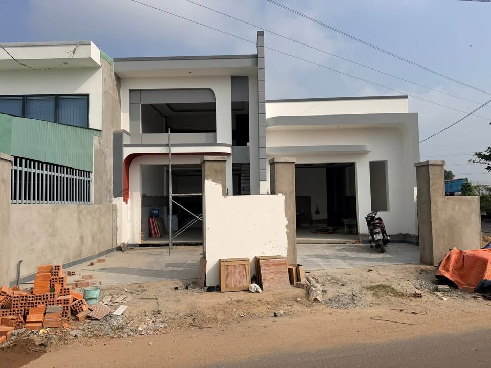 Nhà phố mặt tiền đường nhựa Xã Bình Minh 100m² giá 1.57 tỷ - Kinh doanh thuận lợi ngay ủy ban!