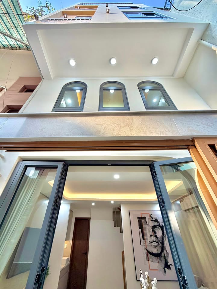 Nhà phố Trần Quang Diệu Q3 100m² giá 5.5 tỷ - Vị trí trung tâm sầm uất!