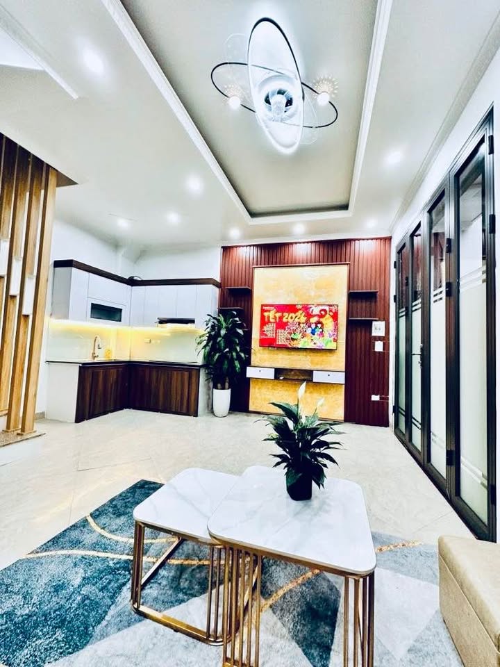 Nhà riêng Hoàng Quốc Việt 35m² giá 7 tỷ - Thiết kế thông sàn 5 tầng