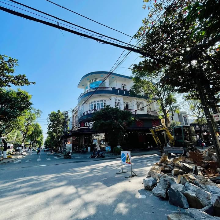 Cho thuê lô góc 2 mặt tiền ĐH Kinh Tế Đà Nẵng 104m² - Kinh doanh sầm uất!