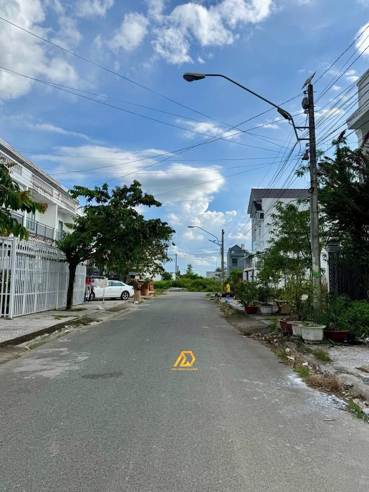 Nhà 1 trệt 1 lầu 100m² KDC Minh Linh giá 2.65 tỷ - Thiết kế hiện đại, sẵn sàng vào ở!