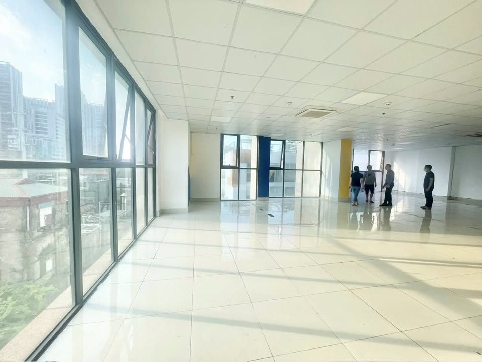 Văn phòng cho thuê tại Duy Tân, Cầu Giấy 325m² - Giá hấp dẫn chỉ 12$/m²/tháng!