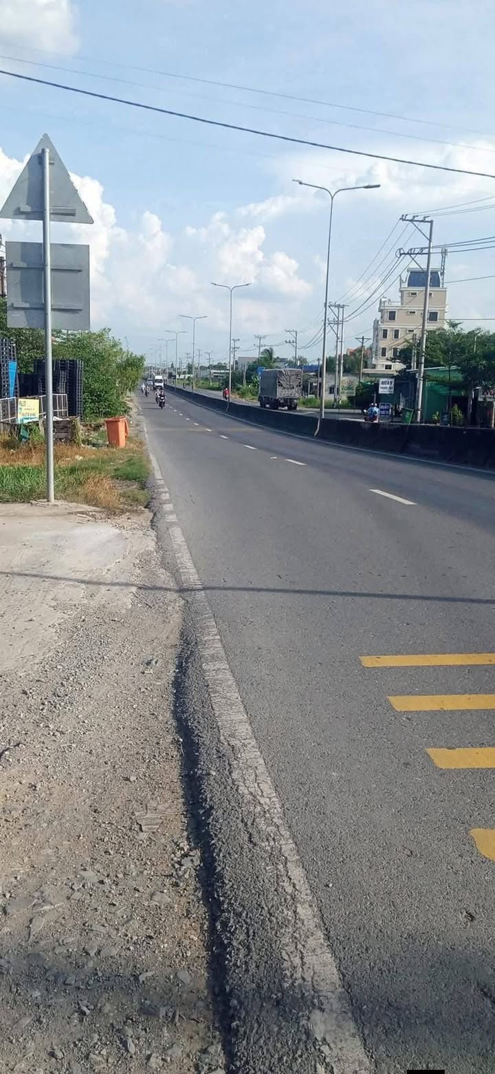 Nhà xây dựng 1 trệt 1 lầu mặt tiền đường nhựa 824, Bến Lức, 254m² giá 4.5 tỷ - Đầu tư kinh doanh thuận lợi!