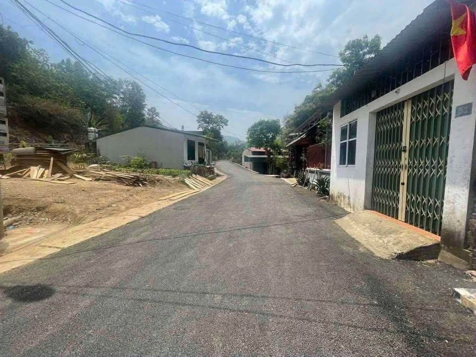 Đất nền Phường Dân Chủ, TP Hòa Bình 350m² giá 1.35 tỷ - Sổ đỏ chính chủ, giao thông thuận tiện!