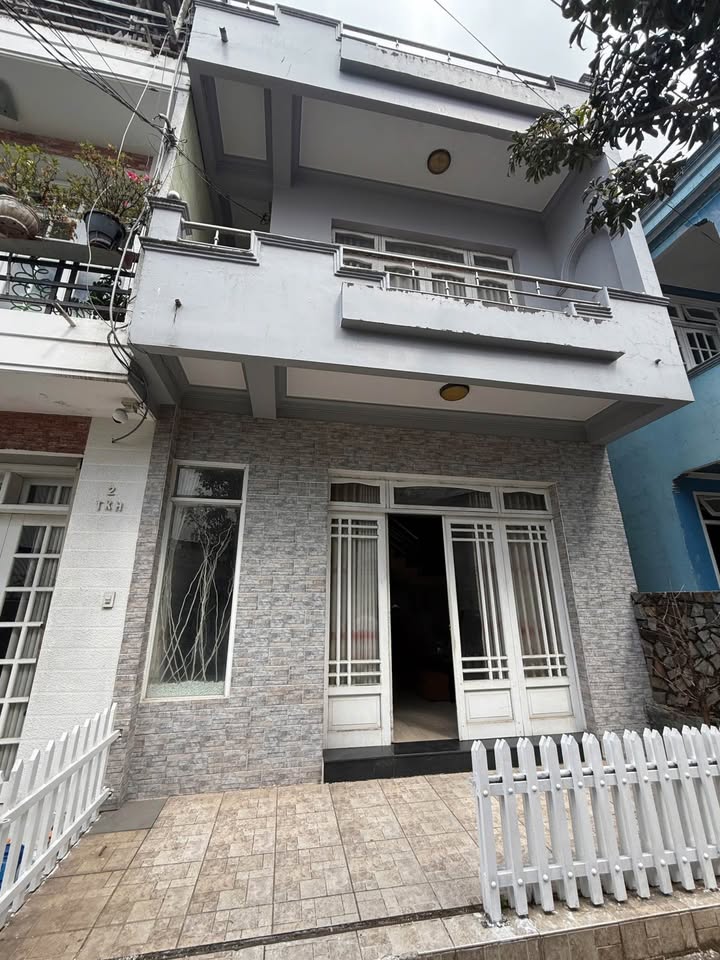 Nhà Đẹp Trung Tâm Đà Lạt 55m² giá 6.8 tỷ - Pháp lý sổ riêng, thiết kế hiện đại!