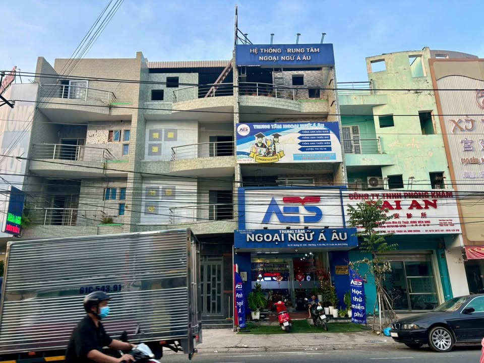 Nhà 3 tầng đường D1, Quận Bình Thạnh, 5 phòng - Thích hợp làm văn phòng hoặc quán ăn