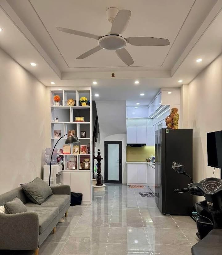 Nhà riêng đường Lạc Long Quân, Cầu Giấy, 40m² giá 8 tỷ - Không khí trong lành gần hồ Tây!