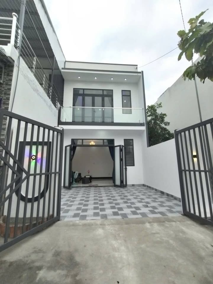 Nhà lầu 2 tầng ở khu dân cư Hòa Thuận, 97.5m² giá 1.69 tỷ - Sẵn sàng vào ở ngay!