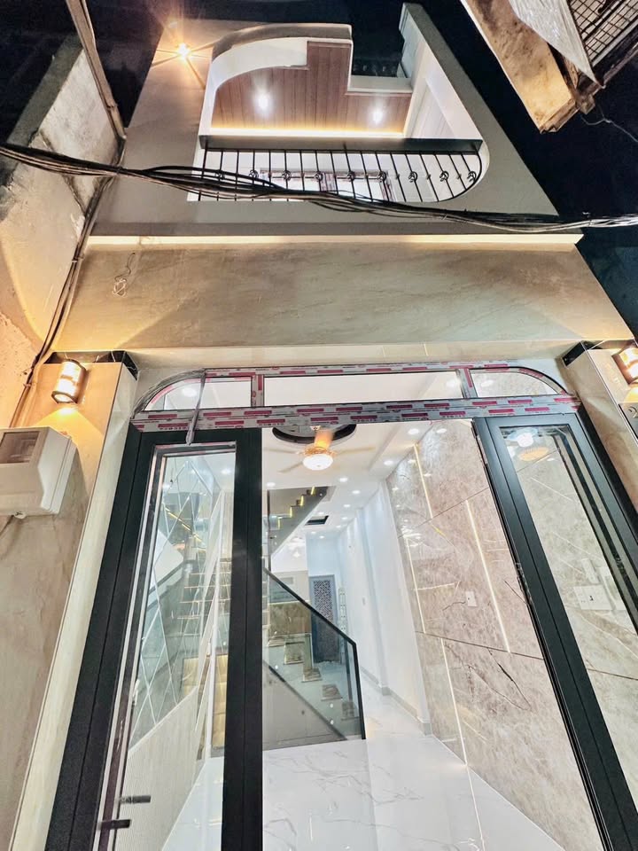 Nhà đẹp 3 tầng đường Hoàng Diệu, Quận 4 - Sẵn sàng vào ở ngay chỉ 5.2 tỷ!