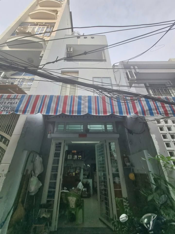 Nhà phố Võ Văn Kiệt Quận 1 28m² giá 5.4 tỷ - Sẵn sàng ở ngay!