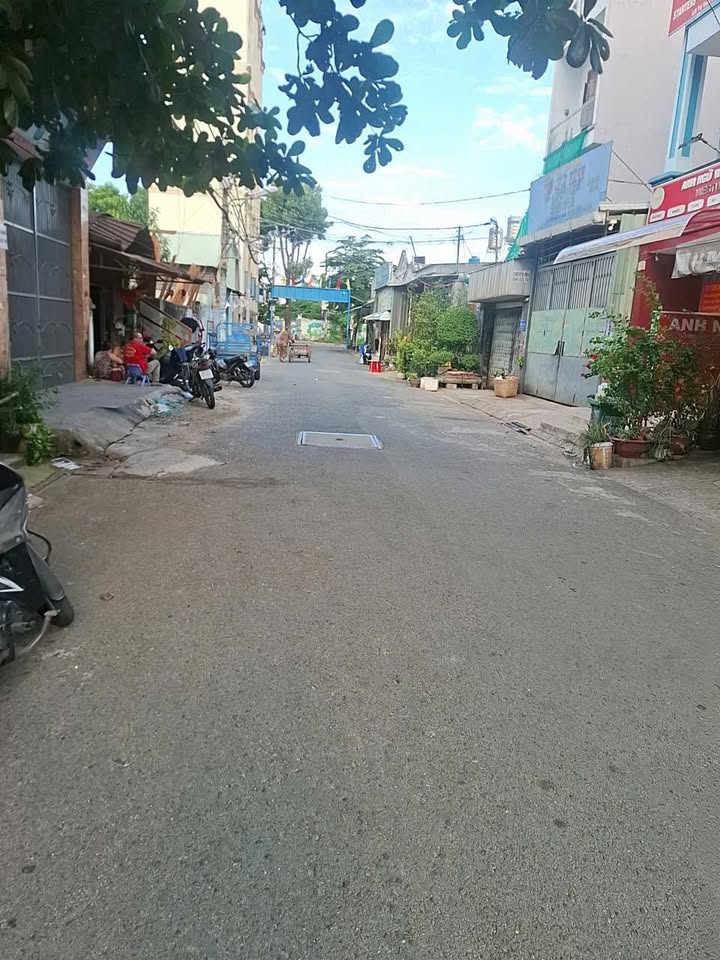 Nhà bán Quận 12 96m² giá 7.8 tỷ - Vị trí thuận lợi, sổ hồng chính chủ!