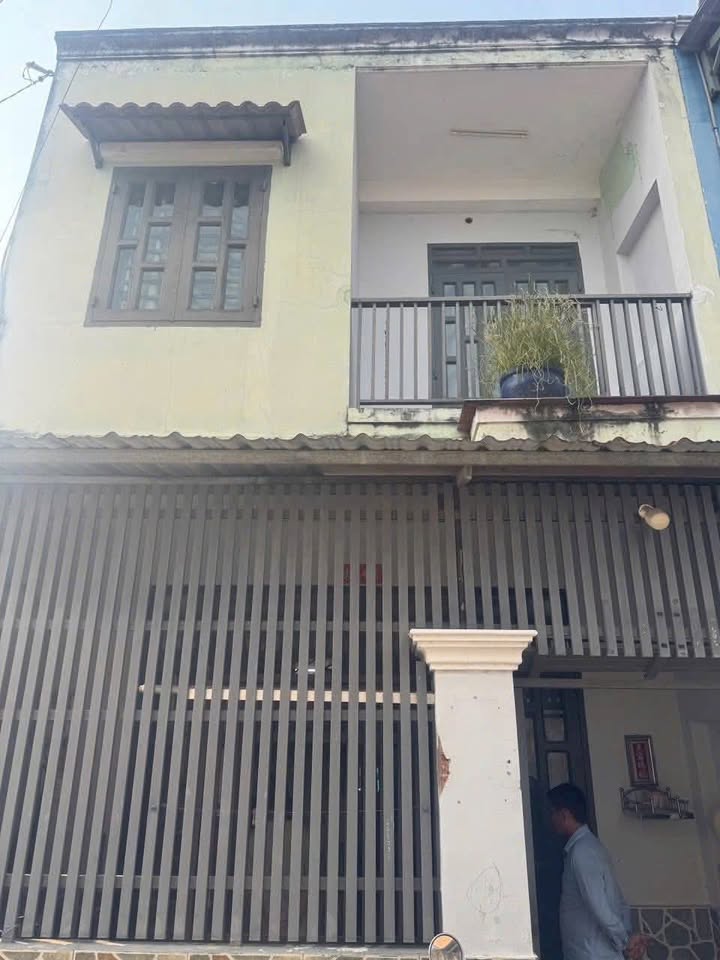 Nhà 1 trệt 1 lầu ấp 2 Đông Thạnh Hóc Môn 40m² giá 1.55 tỷ - Hẻm xe hơi rộng rãi!