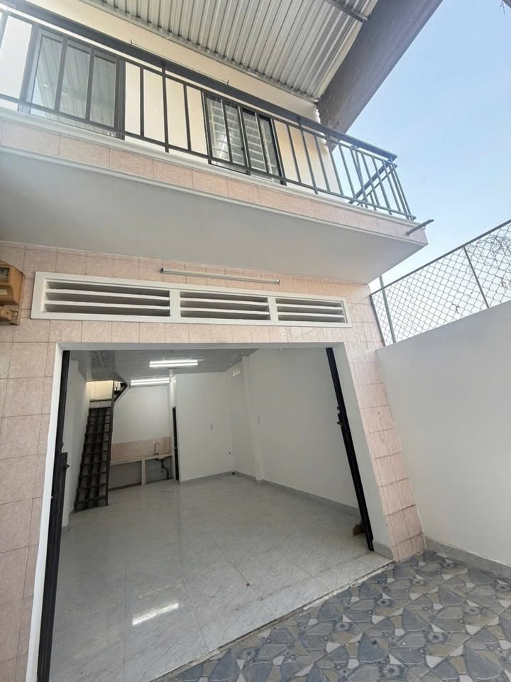 Nhà lầu 40m² tại Phường Vĩnh Phú, 1.96 tỷ - Sân rộng đậu xe thoải mái!