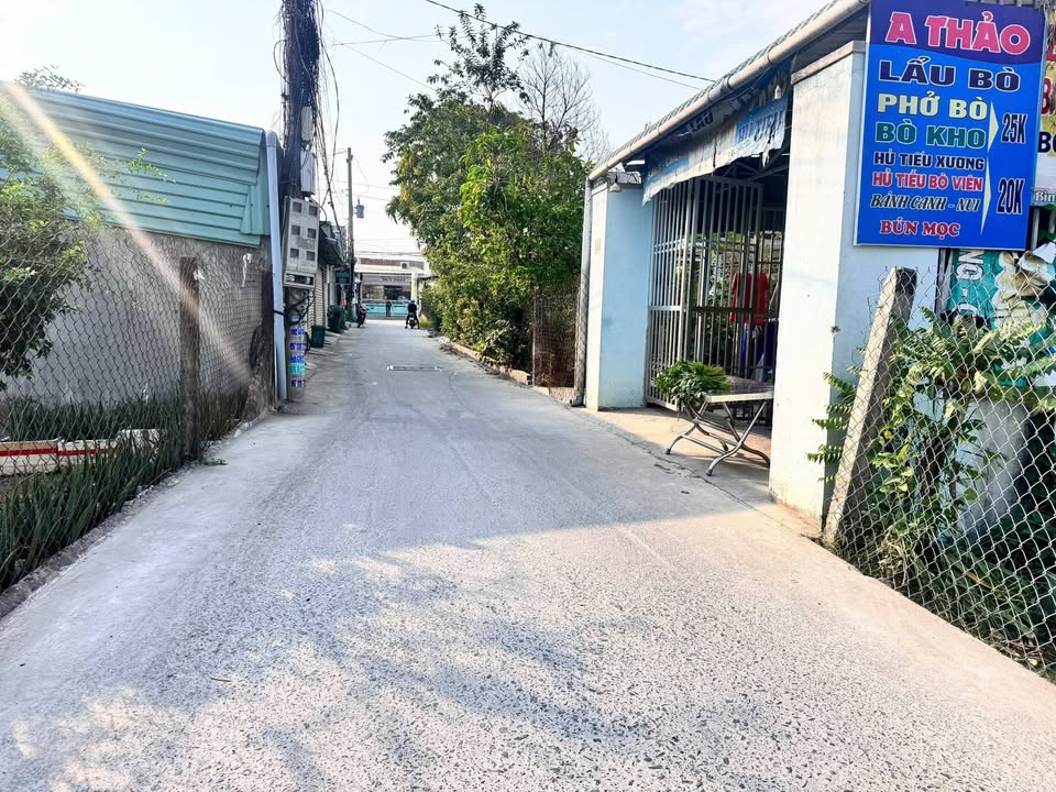 Nhà mặt tiền Đường Cây Dương, Đức Hòa Hạ, 117m² giá 2.1 tỷ - Dân cư đông đúc, tiện ích đầy đủ!